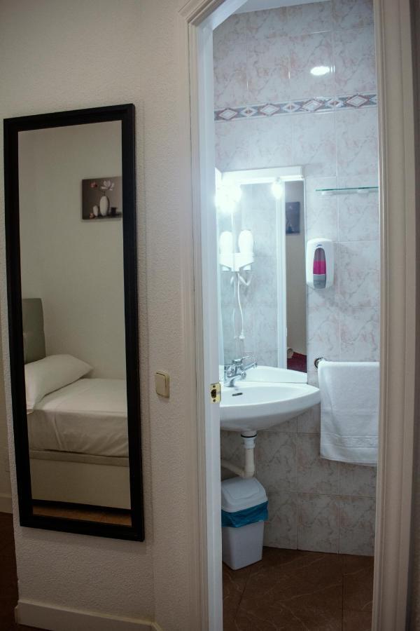 Hostal Artico Madrid Ngoại thất bức ảnh
